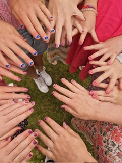 girls with painted nails